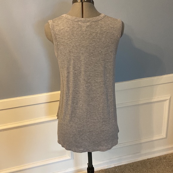 Time & Tru Lot of 2 Sleeveless Tee Shirts Long With Ruffle bottom Size Small - Picture 3 of 9